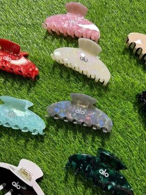 Candy-Colored French Acetate Claw Clip – Elegant Hairpin